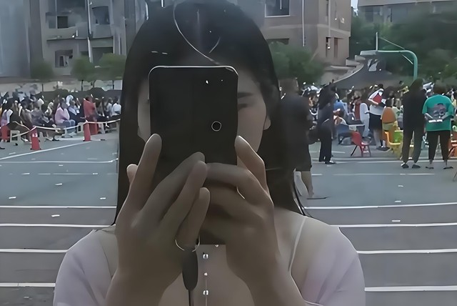 Chỉ vì 8 video "lên đồ" đi họp phụ huynh, một bà mẹ trẻ bị bàn tán khắp mạng xã hội - Ảnh 4.
