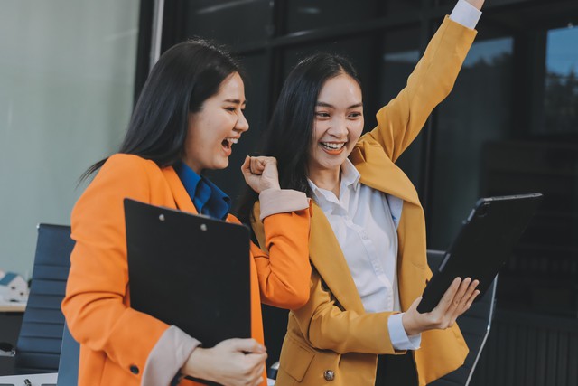 C&oacute; thể kh&ocirc;ng thức đ&ecirc;m xem b&oacute;ng đ&aacute;, hội g&aacute;i xinh văn ph&ograve;ng vẫn "đu" World Cup theo c&aacute;ch kh&ocirc;ng ai ngờ - Ảnh 1.
