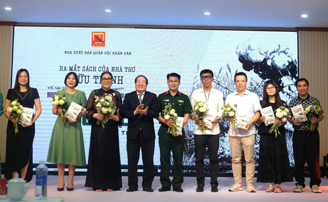 Nhà thơ Hữu Thỉnh viết tiểu thuyết “Thép dưới cỏ”- Đi tìm lời giải về sức mạnh dân tộc - Ảnh 3.