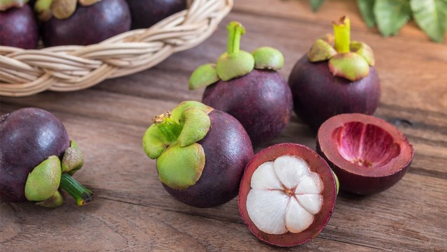 Măng cụt được v&iacute; l&agrave; "nữ ho&agrave;ng tr&aacute;i c&acirc;y": Nhiều lợi &iacute;ch nhưng c&oacute; 5 nh&oacute;m người n&ecirc;n hạn chế ăn- Ảnh 2.