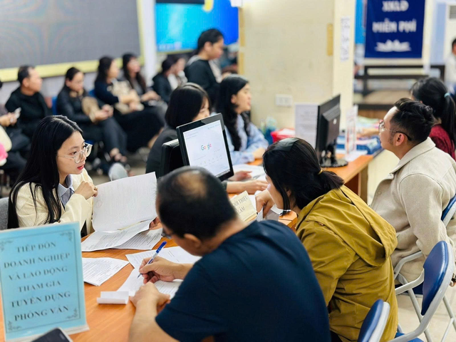 Bảo hiểm thất nghiệp: Từ trợ cấp đến đồng hành cùng người lao động - Ảnh 2.