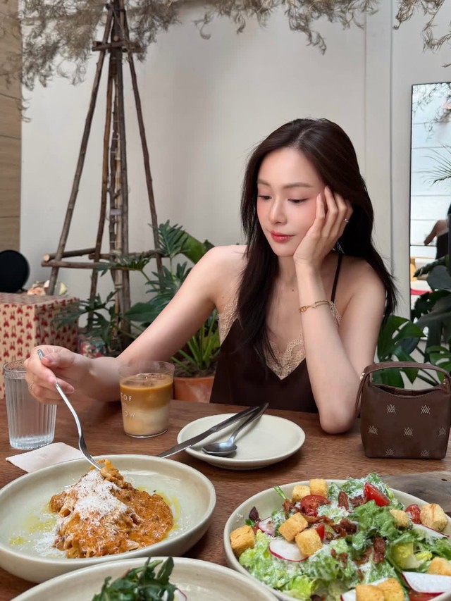 Sau 8 giờ tối, phụ nữ có làn da trẻ lâu thường duy trì 6 thói quen này: Không chỉ skincare mà còn là cách cơ thể tự "chống lão hóa" - Ảnh 1.