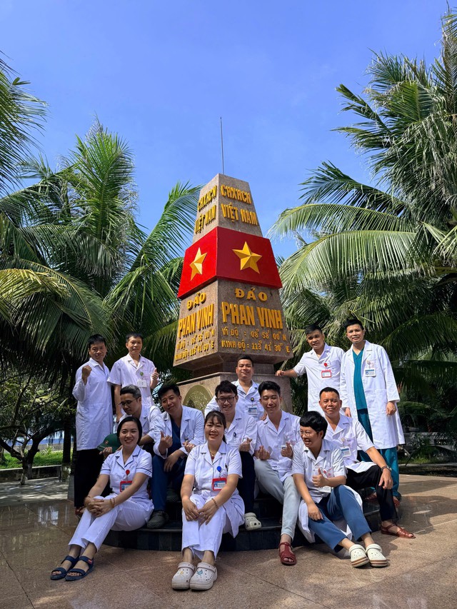 Mang theo trái tim người thầy thuốc đến với Trường Sa - Ảnh 3.