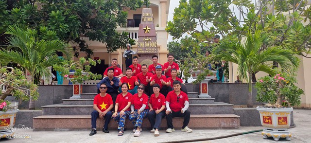 Mang theo trái tim người thầy thuốc đến với Trường Sa - Ảnh 1.