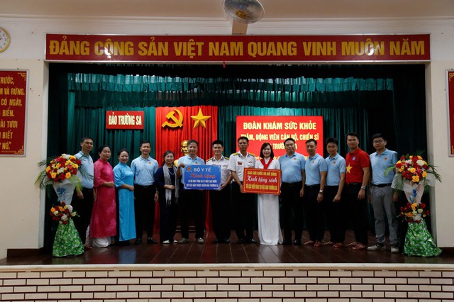 Mang theo trái tim người thầy thuốc đến với Trường Sa - Ảnh 6.