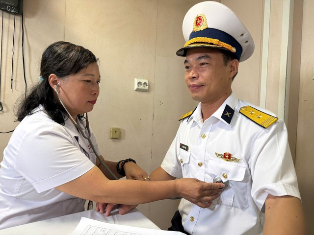 Mang theo trái tim người thầy thuốc đến với Trường Sa - Ảnh 7.