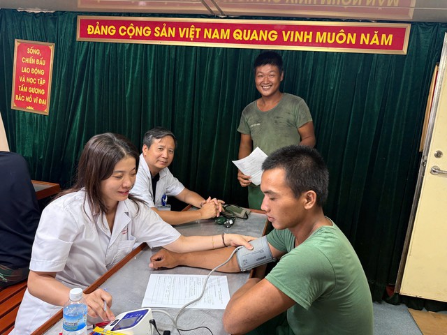 Mang theo trái tim người thầy thuốc đến với Trường Sa - Ảnh 8.