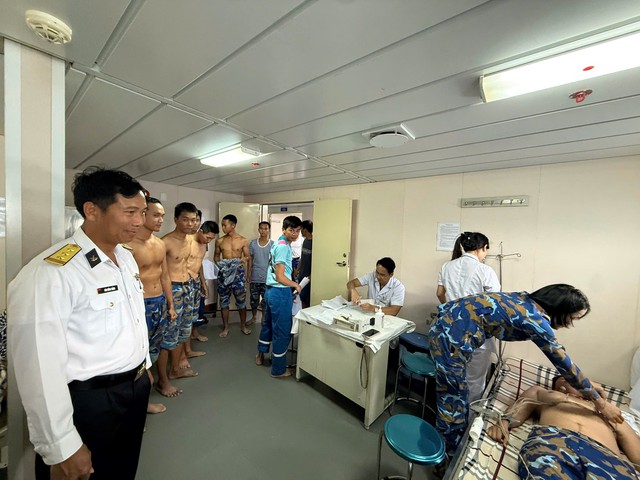 Mang theo trái tim người thầy thuốc đến với Trường Sa - Ảnh 10.