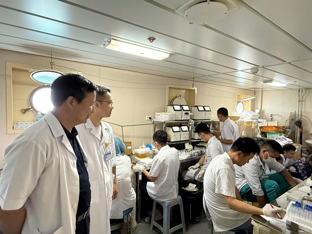 Mang theo trái tim người thầy thuốc đến với Trường Sa - Ảnh 12.