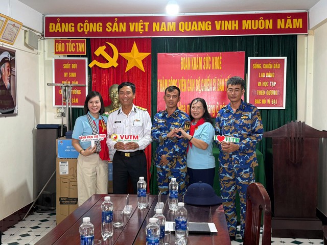 Mang theo trái tim người thầy thuốc đến với Trường Sa - Ảnh 13.