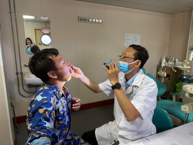 Mang theo trái tim người thầy thuốc đến với Trường Sa - Ảnh 14.
