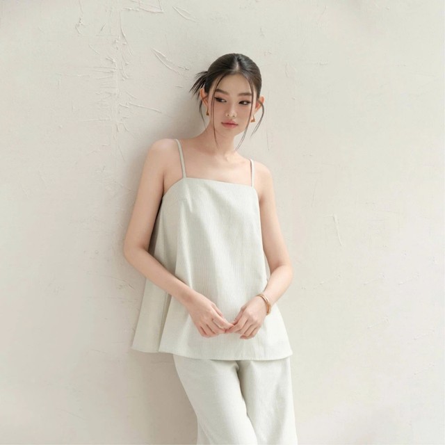 Áo hai dây dáng dài và áo quây dài: Món đồ tối giản đang được những cô gái mặc đẹp diện nhiều nhất hè này - Ảnh 6.