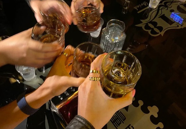 C&agrave;ng nắng n&oacute;ng c&agrave;ng dễ xảy ra đột quỵ! B&aacute;c sĩ nhắc: Tr&aacute;nh uống 3 thứ, ăn &iacute;t 3 m&oacute;n, nhớ l&agrave;m 2 việc - Ảnh 2.