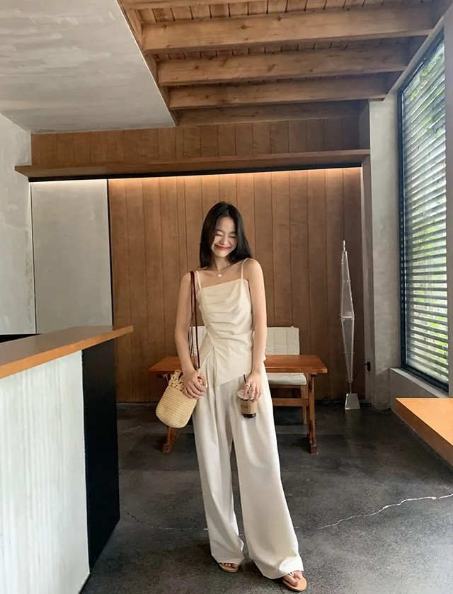 Áo hai dây dáng dài và áo quây dài: Món đồ tối giản đang được những cô gái mặc đẹp diện nhiều nhất hè này - Ảnh 7.