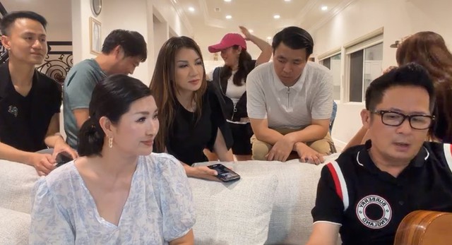 Một nh&oacute;m nghệ sĩ tụ tập tại Mỹ - Ảnh 2.
