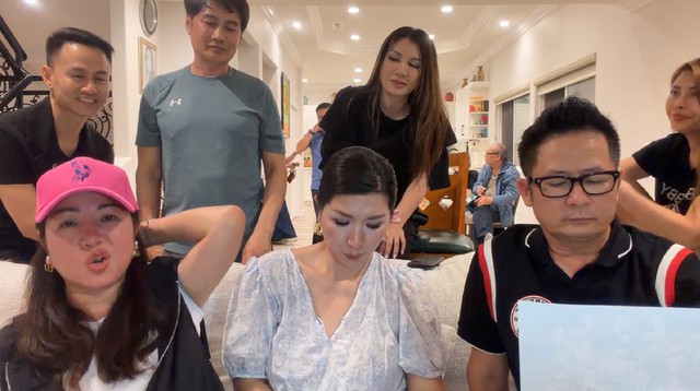 Một nh&oacute;m nghệ sĩ tụ tập tại Mỹ - Ảnh 1.