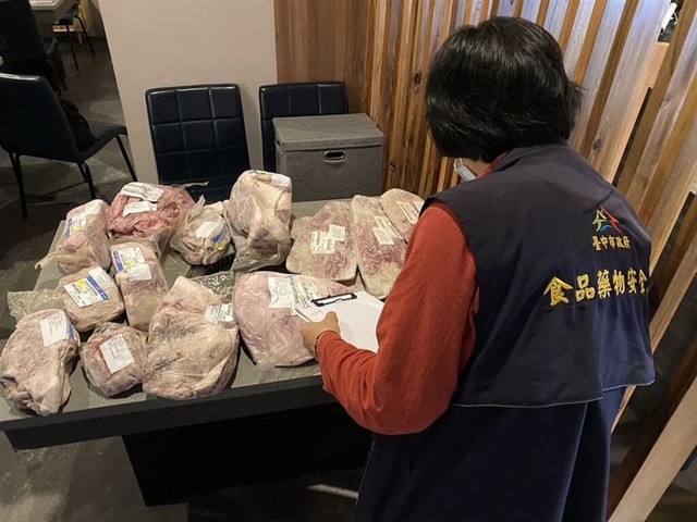 Phát hiện nhà hàng bán thịt bò Wagyu hết hạn cho khách: Chủ quán, quản lý lẫn bếp trưởng đều nhận án tù - Ảnh 1.