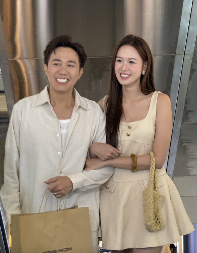 2 thành viên hội bạn Trấn Thành bị "tóm" ôm sát rạt giữa trung tâm thương mại, vội có phản ứng khi bị phát hiện - Ảnh 4.