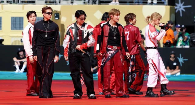 24 giờ căng như dây đàn, đi nửa vòng Trái đất từ Paris đến World Cup không nghỉ 1 giây của BTS- Ảnh 1.