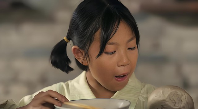 Bé gái 13 tuổi nhặt được sợi dây chuyền vàng mang đến đồn cảnh sát, người mất đồ định cảm ơn nhưng ánh mắt chợt dừng ở đôi chân em- Ảnh 3.