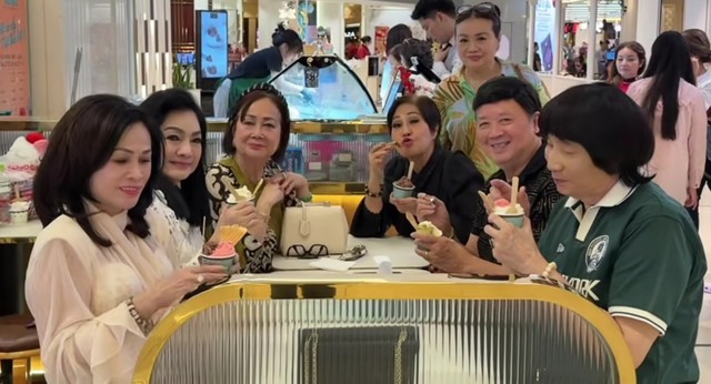 NSND Minh Vương đi ăn kem với vợ chồng NSƯT từ Mỹ về - Ảnh 1.