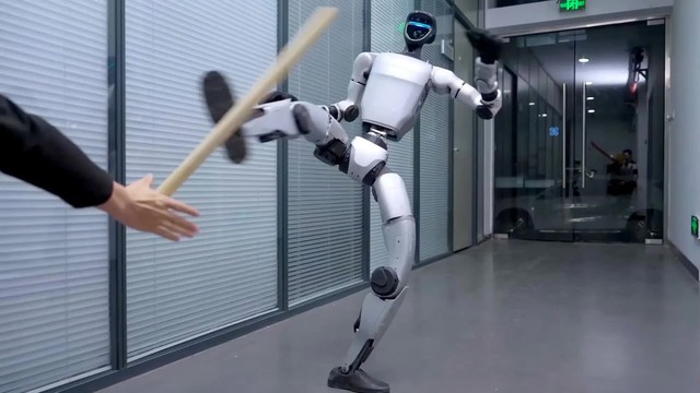 Video: Robot h&igrave;nh người đ&aacute; người xem bị thương, thế giới cần cảnh gi&aacute;c đến đ&acirc;u trước những điều ch&uacute;ng ta chưa biết?- Ảnh 1.