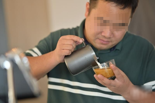 Uống c&agrave; ph&ecirc; mỗi ng&agrave;y, sau 6 th&aacute;ng người đ&agrave;n &ocirc;ng 60 tuổi nhận kết quả bất ngờ - Ảnh 1.