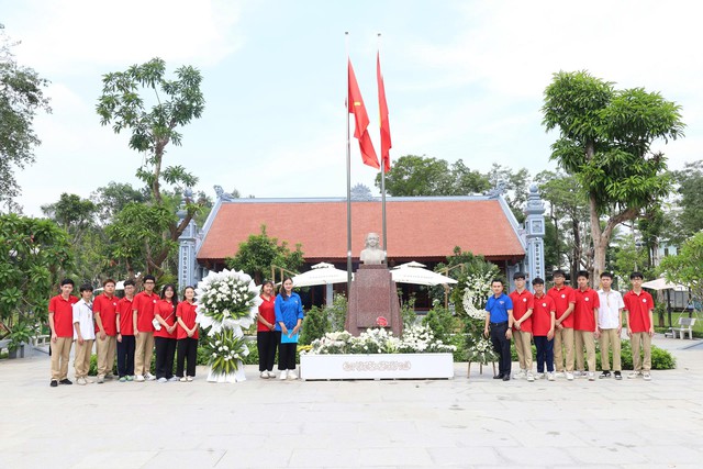 Tuổi trẻ trường THPT Đông Kinh dâng hương kỷ niệm 79 năm ngày Thương binh - Liệt sĩ (27/7/1947 - 27/7/2026) - Ảnh 1.
