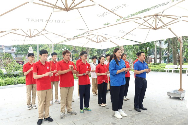 Tuổi trẻ trường THPT Đông Kinh dâng hương kỷ niệm 79 năm ngày Thương binh - Liệt sĩ (27/7/1947 - 27/7/2026) - Ảnh 3.