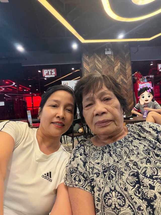 Mẹ ruột Mỹ Linh 85 tuổi vẫn hộ tống con gái- Ảnh 1.