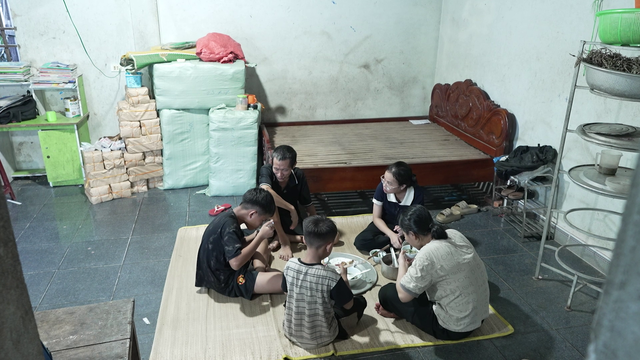 Nữ MC nổi tiếng nghẹn ng&agrave;o trước 10 triệu của Đức Ph&uacute;c - Ảnh 1.