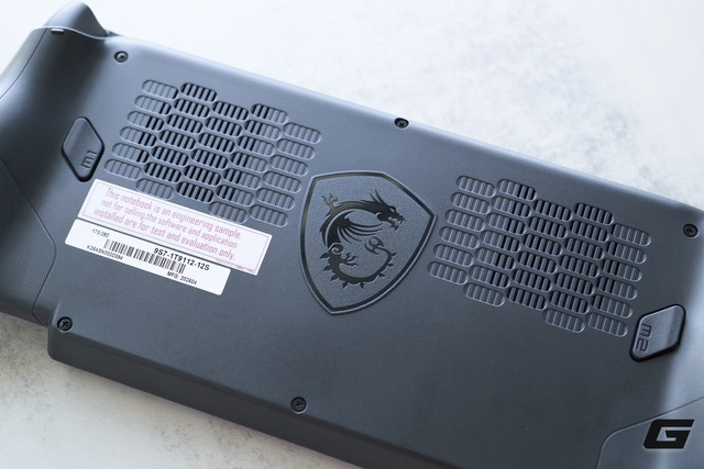 Tr&ecirc;n tay MSI Claw 8 EX AI+: Chip Intel Arc G3 Extreme, m&agrave;n h&igrave;nh lớn hơn, cầm sướng hơn, thiết kế cũng kh&aacute;c hẳn - Ảnh 11.