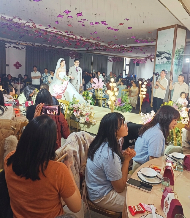 T&ocirc;i đến ch&uacute;c ph&uacute;c chồng cũ, kh&ocirc;ng ngờ lại trở th&agrave;nh tr&ograve; cười cho cả đ&aacute;m cưới, khiến c&ocirc; d&acirc;u mới giận t&iacute;m mặt - Ảnh 1.