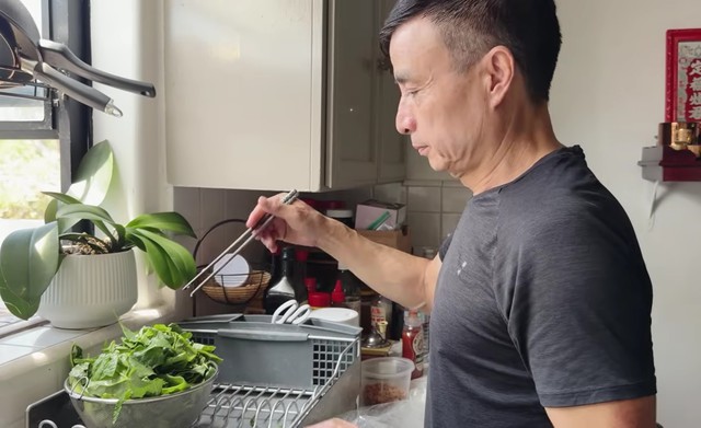 Bố ruột bé Xuân Mai phải đi bán cơm ở Mỹ- Ảnh 2.