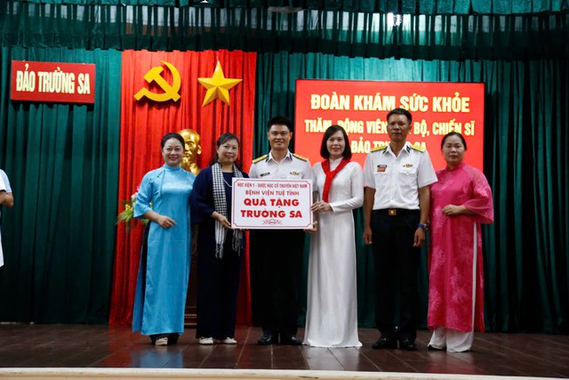 Đoàn Cán bộ, Bác sĩ của Học viện Y - Dược học cổ truyền Việt Nam: Một lần đến Trường Sa, ngàn lần thêm yêu Tổ quốc - Ảnh 2.