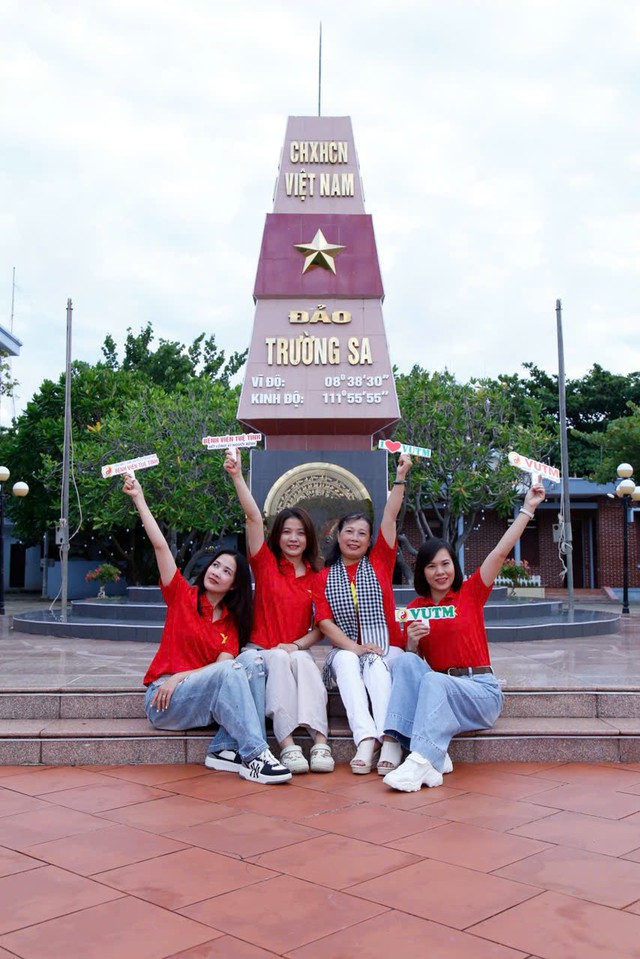 Đoàn Cán bộ, Bác sĩ của Học viện Y - Dược học cổ truyền Việt Nam: Một lần đến Trường Sa, ngàn lần thêm yêu Tổ quốc - Ảnh 1.