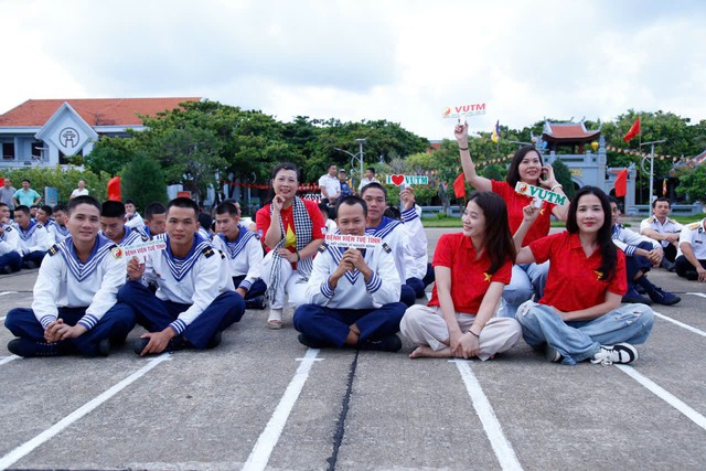 Đoàn Cán bộ, Bác sĩ của Học viện Y - Dược học cổ truyền Việt Nam: Một lần đến Trường Sa, ngàn lần thêm yêu Tổ quốc - Ảnh 4.