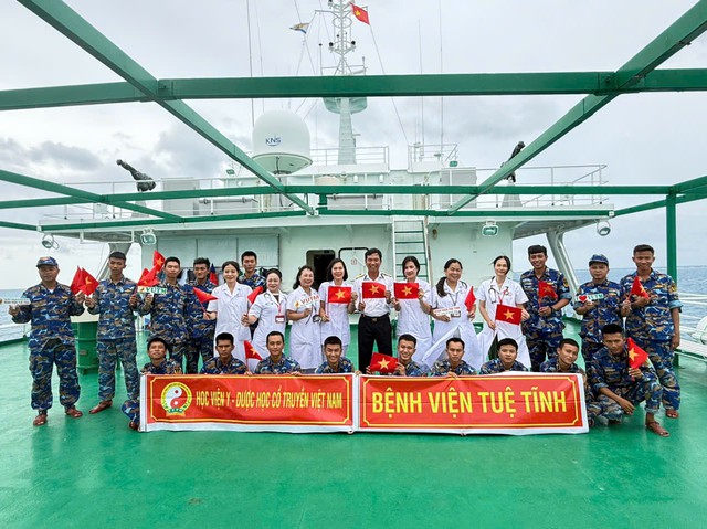 Đoàn Cán bộ, Bác sĩ của Học viện Y - Dược học cổ truyền Việt Nam: Một lần đến Trường Sa, ngàn lần thêm yêu Tổ quốc - Ảnh 5.