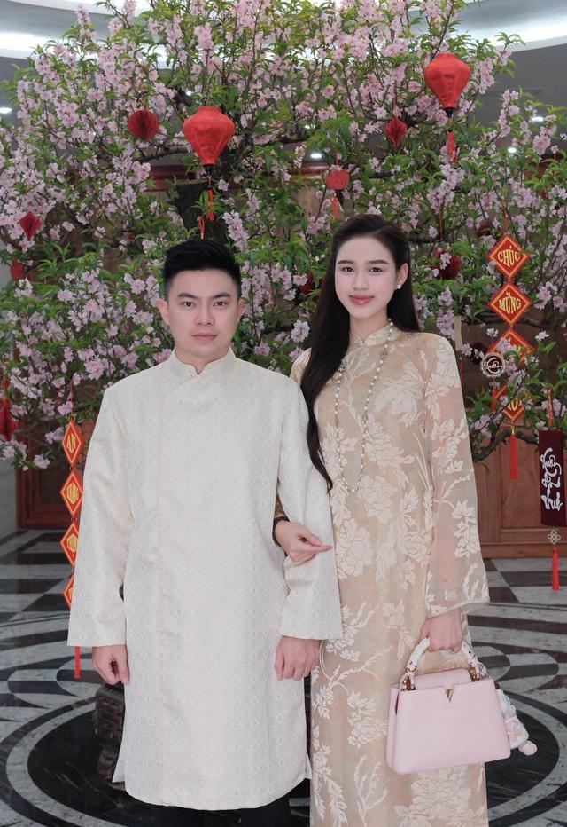 Hồi nhỏ ở quê chân lấm tay bùn, cô gái đổi đời nhờ đẹp và khéo: Giờ làm vợ Tổng giám đốc, hàng hiệu kín người- Ảnh 6.