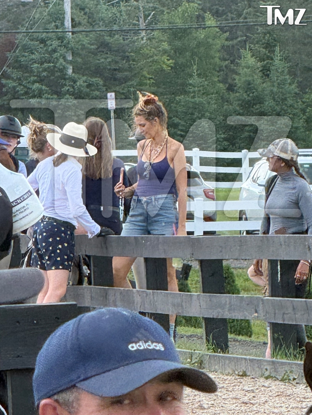 Tung t&iacute;ch người chị em "con chấy cắn đ&ocirc;i" giữa l&uacute;c Taylor Swift tổ chức si&ecirc;u đ&aacute;m cưới- Ảnh 2.
