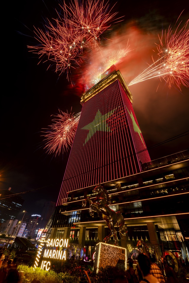 Saigon Marina IFC trình diễn pháo hoa nghệ thuật kỷ niệm 50 năm thành phố mang tên Chủ tịch Hồ Chí Minh - Ảnh 1.