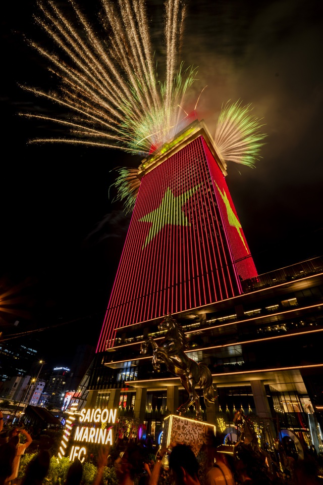 Saigon Marina IFC trình diễn pháo hoa nghệ thuật kỷ niệm 50 năm thành phố mang tên Chủ tịch Hồ Chí Minh - Ảnh 3.
