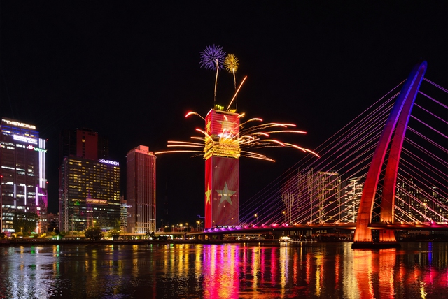 Saigon Marina IFC trình diễn pháo hoa nghệ thuật kỷ niệm 50 năm thành phố mang tên Chủ tịch Hồ Chí Minh - Ảnh 2.