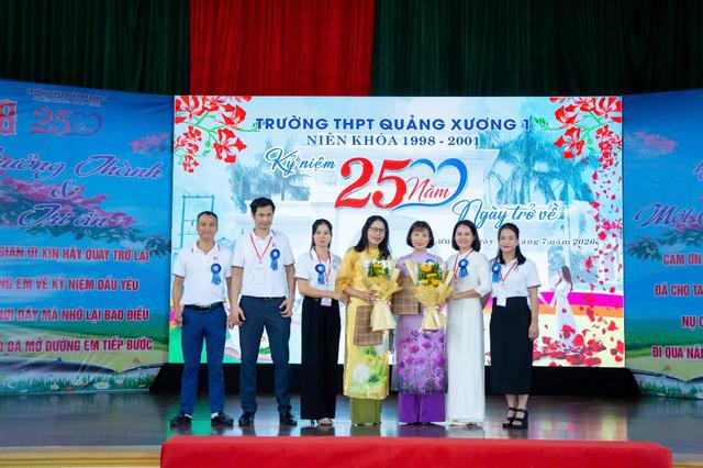 Khóa 38 trường THPT Quảng Xương 1 kỷ niệm 25 năm ngày trở về - Ảnh 20.