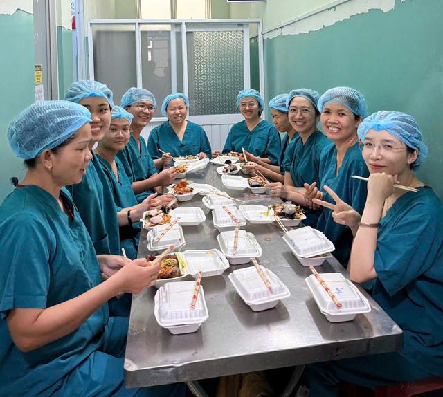 “Bữa cơm công đoàn” – Gắn kết yêu thương, vun đắp mái nhà chung Bệnh viện Đa khoa Bình Tân - Ảnh 2.