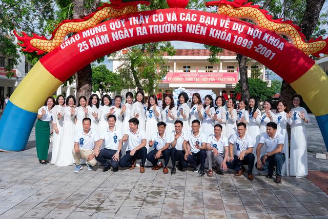 Khóa 38 trường THPT Quảng Xương 1 kỷ niệm 25 năm ngày trở về - Ảnh 1.