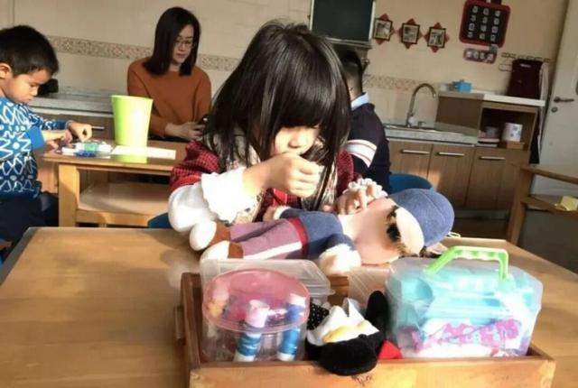 Nếu trẻ thường xuyên có 3 hành động nhỏ này, chứng tỏ con đã bắt đầu tự ti, cha mẹ đừng chủ quan bỏ qua- Ảnh 2.