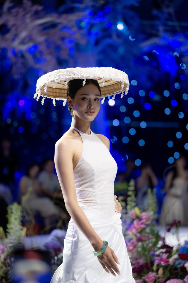 Show váy cưới hot nhất Việt Nam lúc này: Từ không gian đến thiết kế đều đẹp như cổ tích- Ảnh 7.