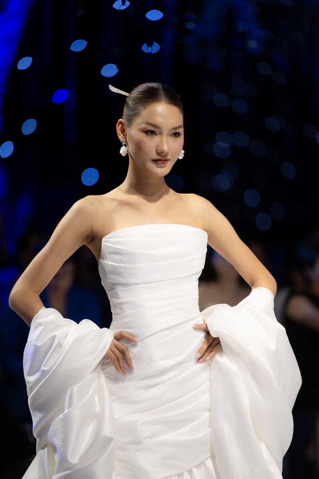 Show váy cưới hot nhất Việt Nam lúc này: Từ không gian đến thiết kế đều đẹp như cổ tích- Ảnh 4.