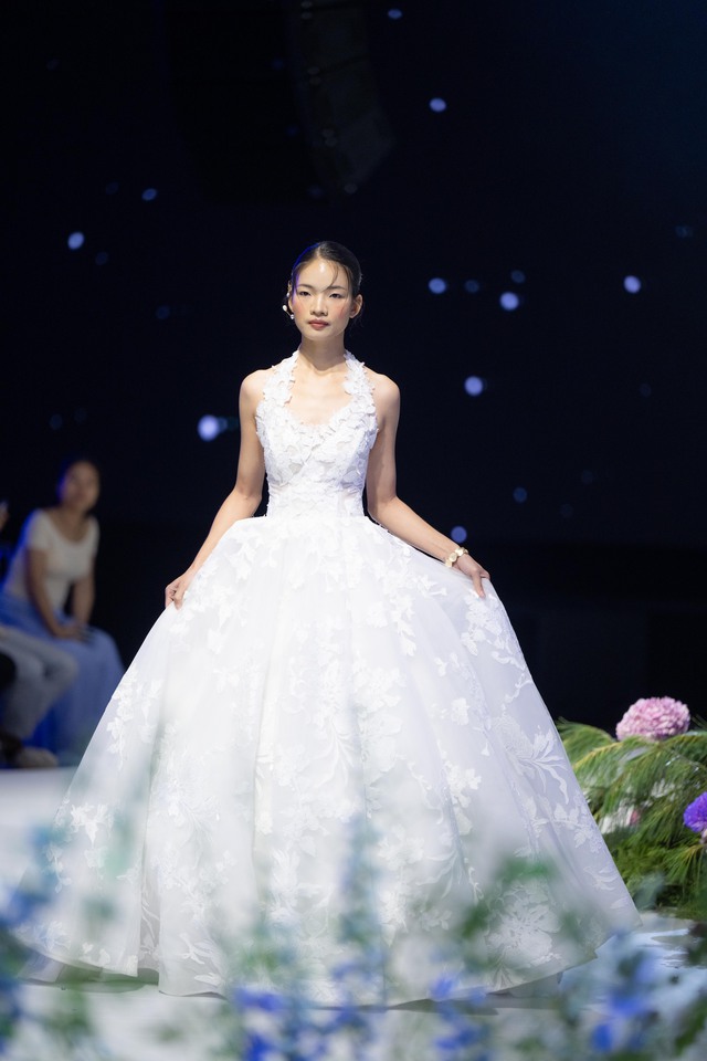 Show váy cưới hot nhất Việt Nam lúc này: Từ không gian đến thiết kế đều đẹp như cổ tích- Ảnh 2.